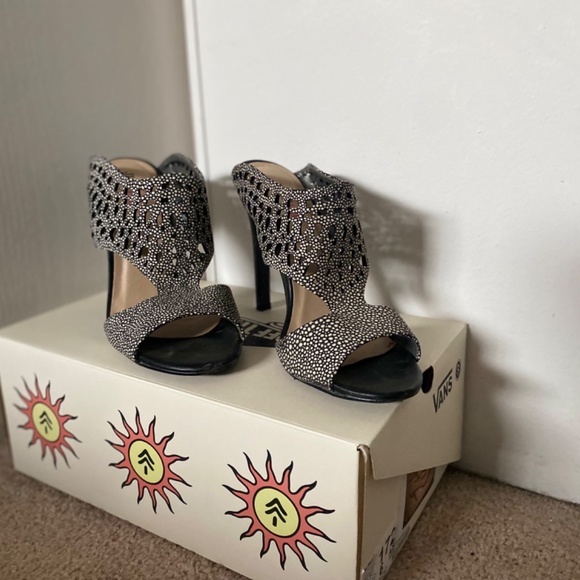 Shoes and boots - Picture 8 of 16